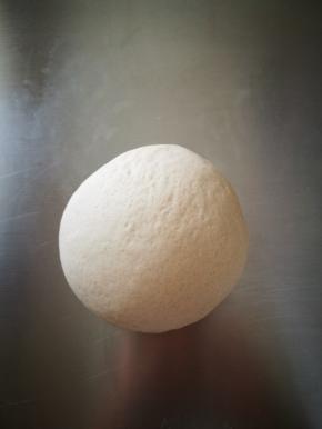 这是我手动揉好的，再提醒一次，新手手动揉面团，不要使用面包机！面团揉光滑！