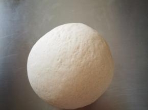 这是我手动揉好的，再提醒一次，新手手动揉面团，不要使用面包机！面团揉光滑！