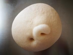 我这里室温25度左右，我发酵了1个半小时，面团发至2倍大！用手戳洞，不回缩不塌陷就是发酵好了