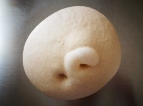 我这里室温25度左右，我发酵了1个半小时，面团发至2倍大！用手戳洞，不回缩不塌陷就是发酵好了