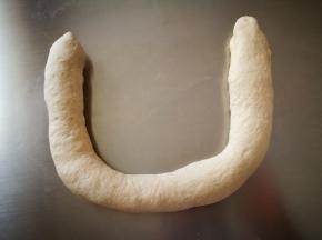 将发酵好的面团擀成粗细一致的长条型