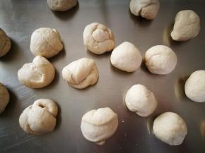 平均分割成小面团，每个20克，然后滚圆