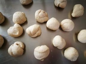 平均分割成小面团，每个20克，然后滚圆