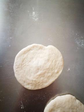 将面团擀成中间厚 ，周围薄的面皮