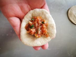 放入调好的肉馅（肉馅的制作在后面会详些）