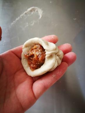 顺着捏，边捏边把肉馅往里赛！这款小笼包有个特点，它的褶子要求并不高，一是因为个头小，二是因为面皮比较厚，这样有饱腹感，和肉的比例搭配很好 是我们这里的首选早餐之一，只是外面不会加杂粮哦， 肉也不放心。哈哈！