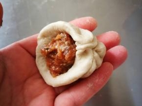 顺着捏，边捏边把肉馅往里赛！这款小笼包有个特点，它的褶子要求并不高，一是因为个头小，二是因为面皮比较厚，这样有饱腹感，和肉的比例搭配很好 是我们这里的首选早餐之一，只是外面不会加杂粮哦， 肉也不放心。哈哈！