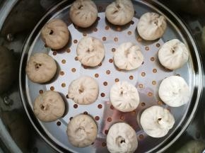 蒸锅屉笼里提前刷了一些油，不粘。蒸锅加入冷水 将包好的小笼包一个个放进屉笼，然后放入蒸锅，盖上进行第二次醒发