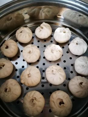 我接着发酵了20多分钟，包子的个头比刚才明显大了一些！好了 ，开火蒸，大火上气后继续蒸10分钟