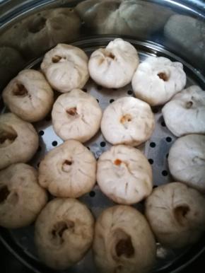 时间到了后，关火，不要急着开盖，闷个3或5分钟，防止胖胖的包子塌了