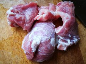 肉馅的制作：新鲜瘦肉，只有1成的肥肉，这样的配比，剁好的肉馅调好了一样嫩滑，一点不柴不干