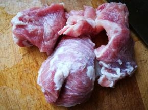 肉馅的制作：新鲜瘦肉，只有1成的肥肉，这样的配比，剁好的肉馅调好了一样嫩滑，一点不柴不干