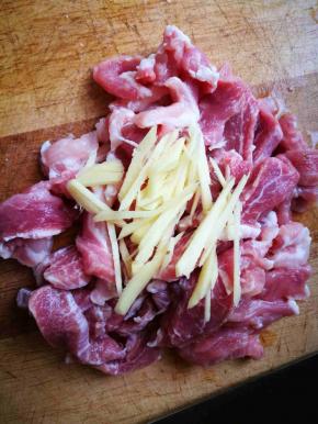 肉切片，加上姜丝，我喜欢一起剁，手剁的肉馅比料理机打的口感更好哦！