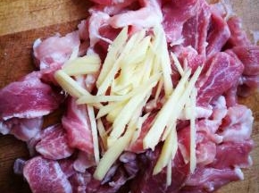 肉切片，加上姜丝，我喜欢一起剁，手剁的肉馅比料理机打的口感更好哦！