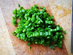 把香葱洗净切好