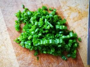 把香葱洗净切好