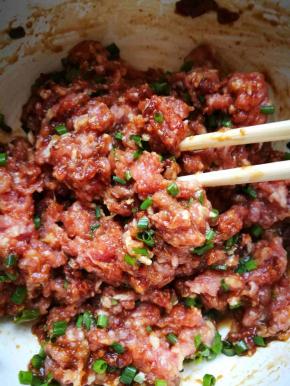 如此搅打，直到水都被肉吸进去了，最后加入香油