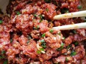 如此搅打，直到水都被肉吸进去了，最后加入香油