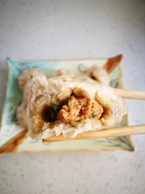 咬一口，好好吃，这次的肉馅调的棒棒哒