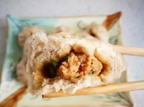 咬一口，好好吃，这次的肉馅调的棒棒哒