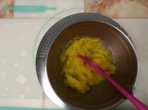 南瓜蒸熟后去皮去籽，放入盆中压成泥。