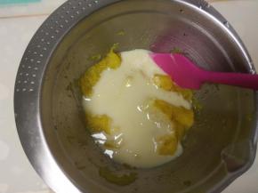 加入适量炼乳拌匀。