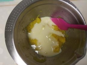 加入适量炼乳拌匀。