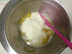 加入适量奶粉拌匀。