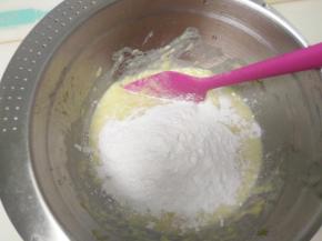 加入适量糯米粉拌匀。