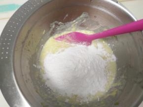 加入适量糯米粉拌匀。