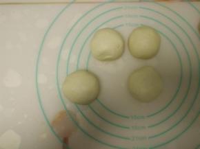 把面团匀分成50克一份，揉圆。