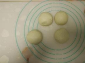 把面团匀分成50克一份，揉圆。