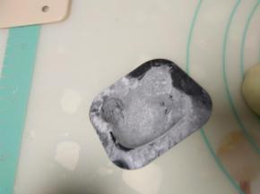 小熊模具中撒一层薄粉