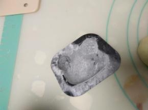 小熊模具中撒一层薄粉