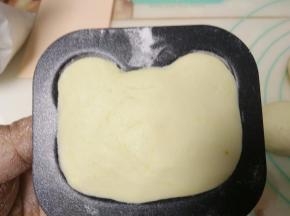 取一份50克的小面团放入模具中压平