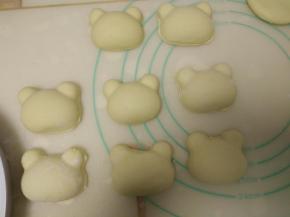 轻轻磕出压好的小熊南瓜饼