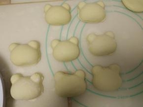 轻轻磕出压好的小熊南瓜饼