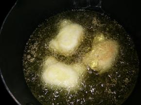 放入油锅中炸至金黄色捞出