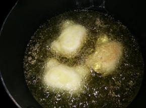 放入油锅中炸至金黄色捞出