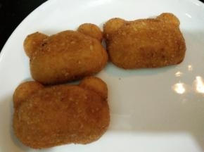 用厨房纸巾吸去多余的油脂，放入盘里。