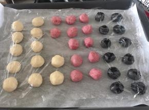 1. 将水油皮的材料全部混合，揉成光滑柔软的面团，直到完全阶段，最好出膜！分成12份（一份大概18g，看我多贴心都帮你们算好了），盖上保鲜膜防止面团变干，静置30分钟。
2. 水可以根据面粉吸水程度调节，面团不能太干。
3. 将油酥的材料全部混合，不断揉搓成团。
4. 分成12份（一份大约12.5g），静置15分钟。