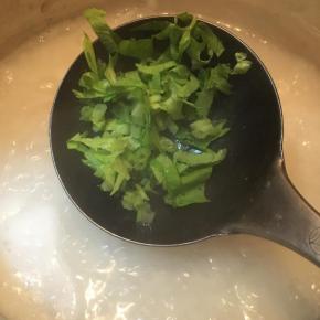 下入香芹，即可关火。