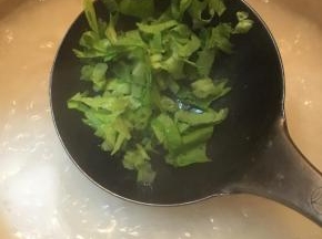 下入香芹，即可关火。