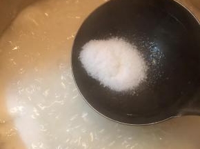 煮至熟透时，调入盐和鸡精。