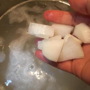 将粥米稍微淘洗一下，倒入锅中，放入足量的清水，加入白萝卜。