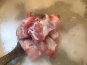 大火煮开之后下入排骨，转中火慢慢熬煮。
