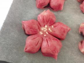 预热好的烤箱上下火180度，20-25分钟左右，最后10分钟注意上色情况，一！定！要！及时加盖锡纸，不要上色过头。