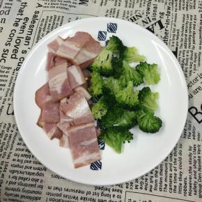 培根切小块，西兰花和胡萝卜焯水备用（胡萝卜忘记入境了）。