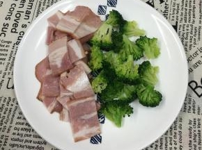 培根切小块，西兰花和胡萝卜焯水备用（胡萝卜忘记入境了）。
