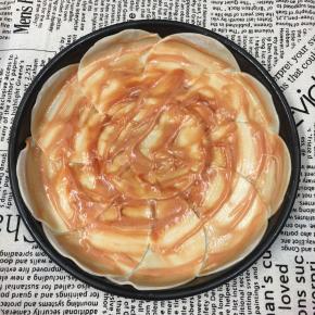 挤入番茄酱和沙拉酱，用勺背抹匀。